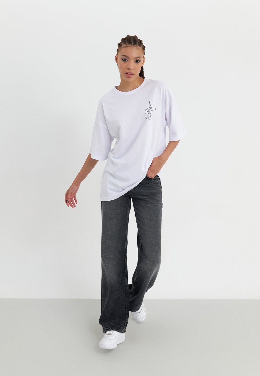 Принт на футболке Even&Odd, белый
Принт на футболке Even&Odd, белый