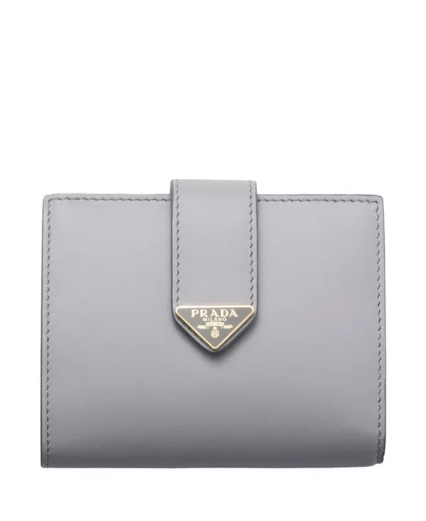 Небольшой кожаный кошелек Prada, серый
Небольшой кожаный кошелек Prada, серый