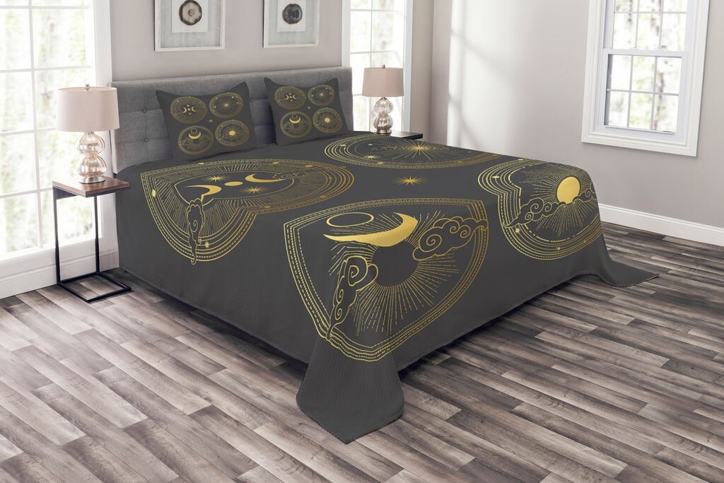 ABAKUHAUS Комплект покрывала Sun and Moon, антикварный астрономический комплект с моющимися наволочками, для односпальных кроватей 220 x 220 см, серый и горчичный
ABAKUHAUS Комплект покрывала Sun and Moon, антикварный астрономический комплект с моющимися наволочками, для односпальных кроватей 220 x 220 см, серый и горчичный