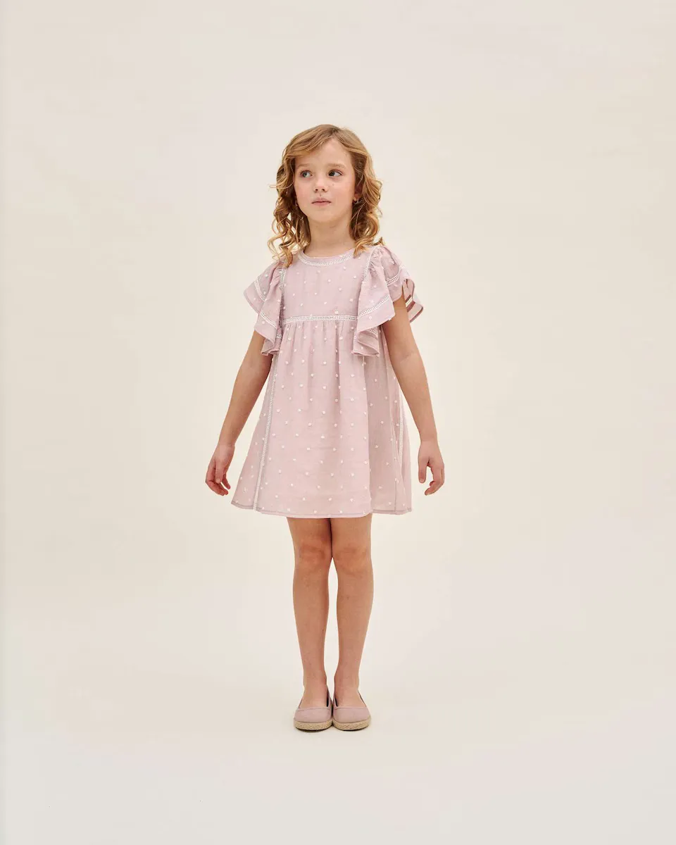 Платье для девочки розового цвета с узором «плюмети» в мелкий белый горошек и оборками на рукавах Dadati, розовый
Платье для девочки розового цвета с узором «плюмети» в мелкий белый горошек и оборками на рукавах Dadati, розовый