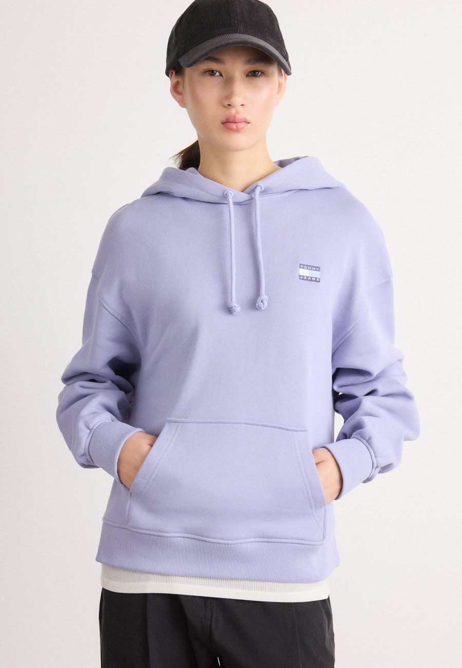 Худи Tommy Jeans BADGE HOODIE, Periwinkle Dusk/Lilac, Фиолетовый, Худи Tommy Jeans BADGE HOODIE, Periwinkle Dusk/Lilac
Худи Tommy Jeans BADGE HOODIE, Periwinkle Dusk/Lilac, Фиолетовый, Худи Tommy Jeans BADGE HOODIE, Periwinkle Dusk/Lilac