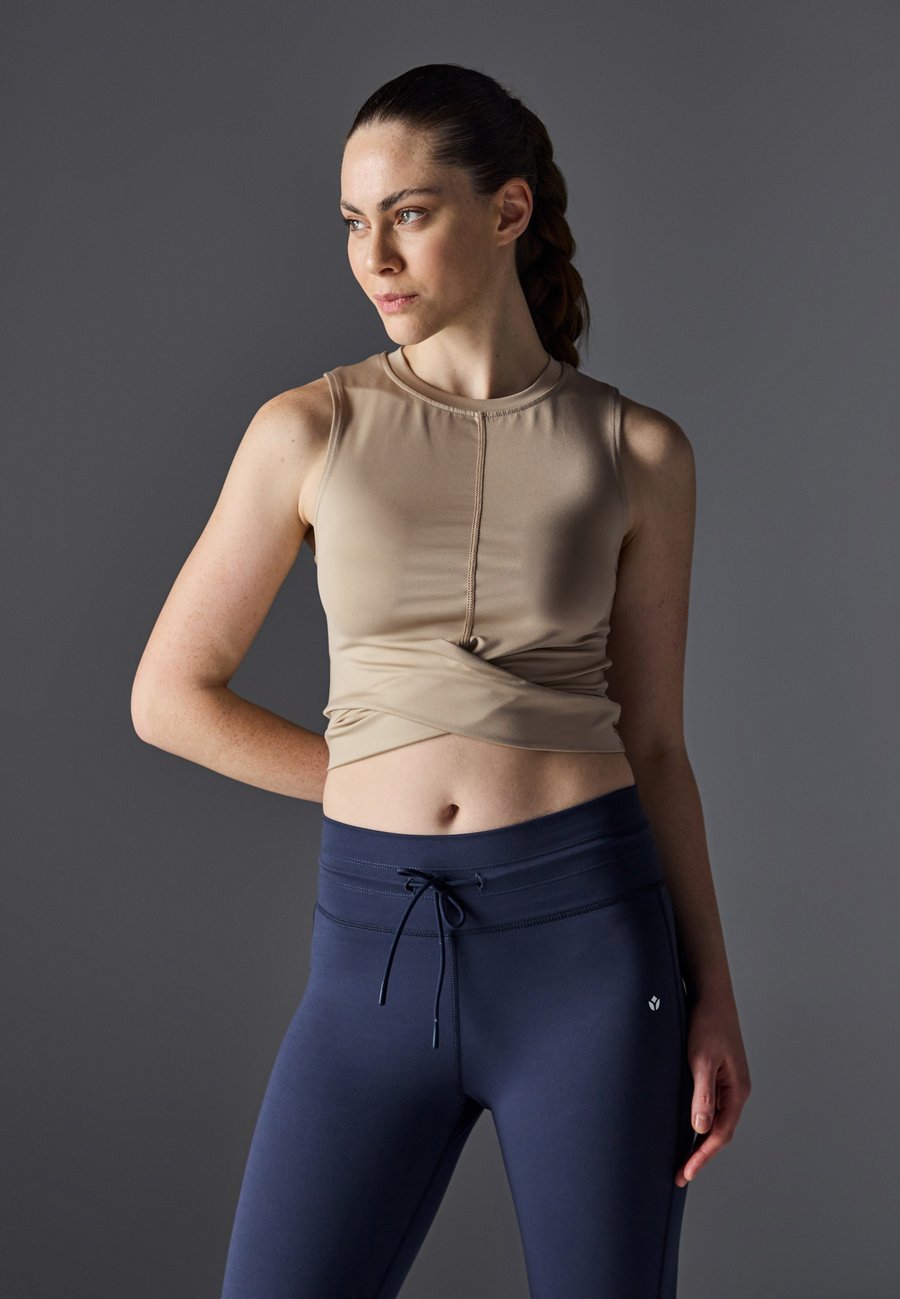 Топ Even&Odd active CROPPED SLEEVELESS TOP WITH WRAP FRONT, Beige
Топ Even&Odd active CROPPED SLEEVELESS TOP WITH WRAP FRONT, Beige