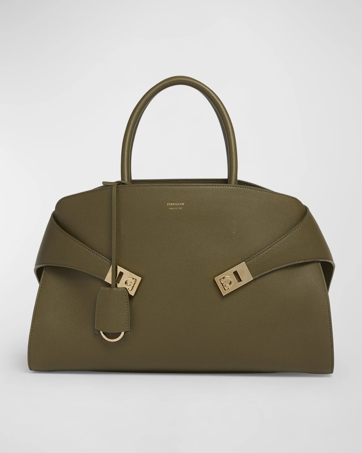 Маленькая сумка Hug с ручкой сверху Ferragamo, цвет Olive
Маленькая сумка Hug с ручкой сверху Ferragamo, цвет Olive