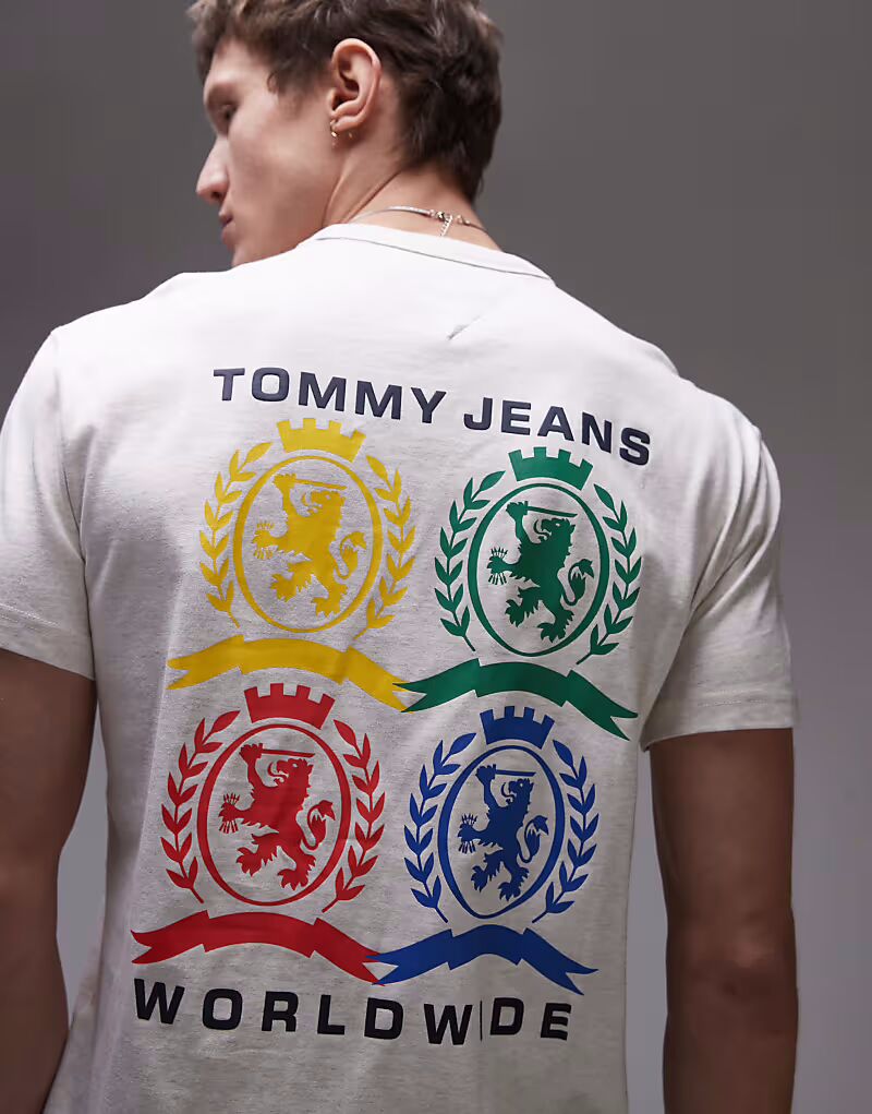 Футболка Tommy Jeans с красочным логотипом и графическим принтом на спине в кремово-белом цвете
Футболка Tommy Jeans с красочным логотипом и графическим принтом на спине в кремово-белом цвете