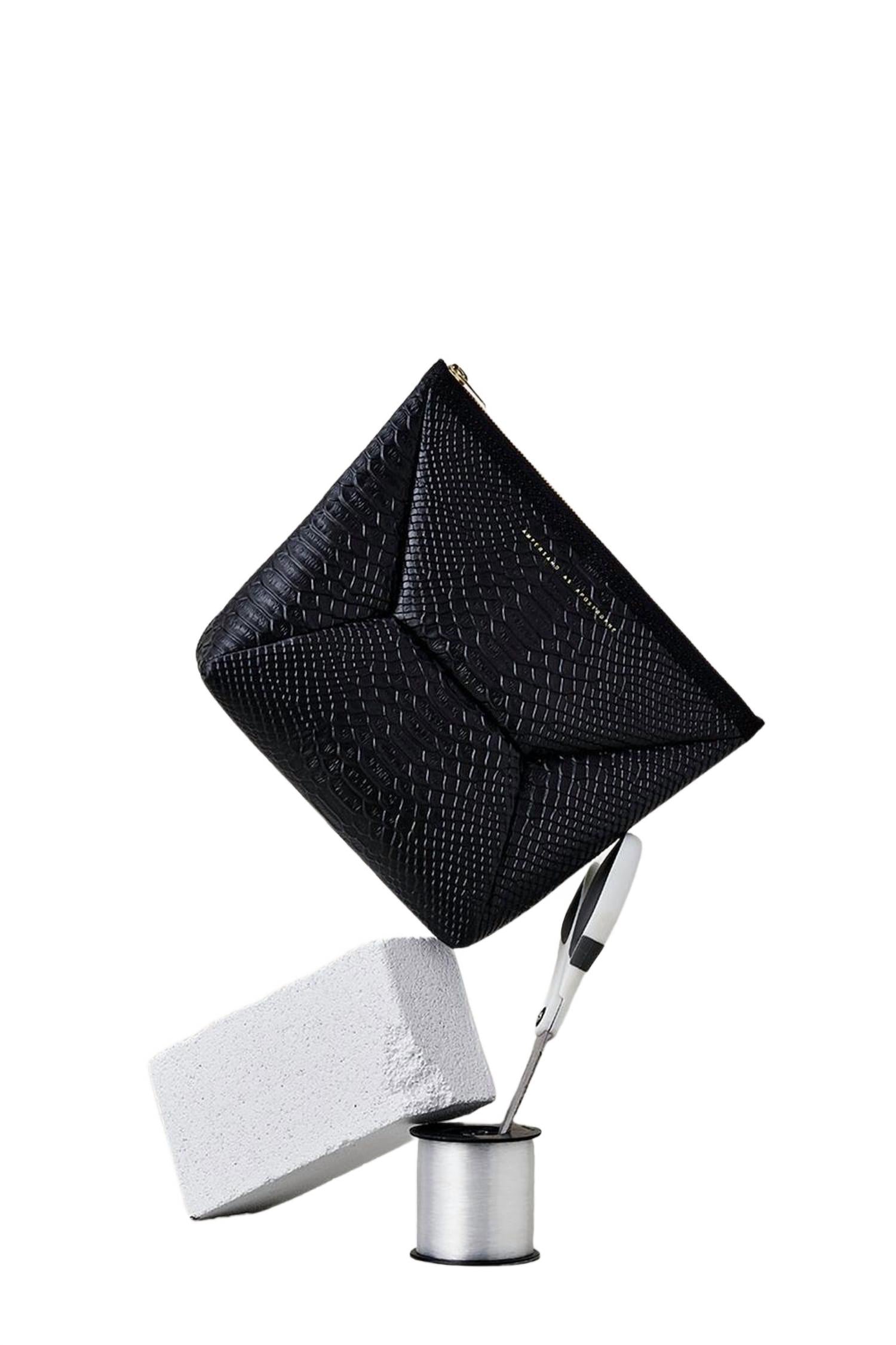 Кожаный клатч X-Pouch с эффектом змеиной кожи в черном цвете Python AMPERSAND AS APOSTROPHE
Кожаный клатч X-Pouch с эффектом змеиной кожи в черном цвете Python AMPERSAND AS APOSTROPHE