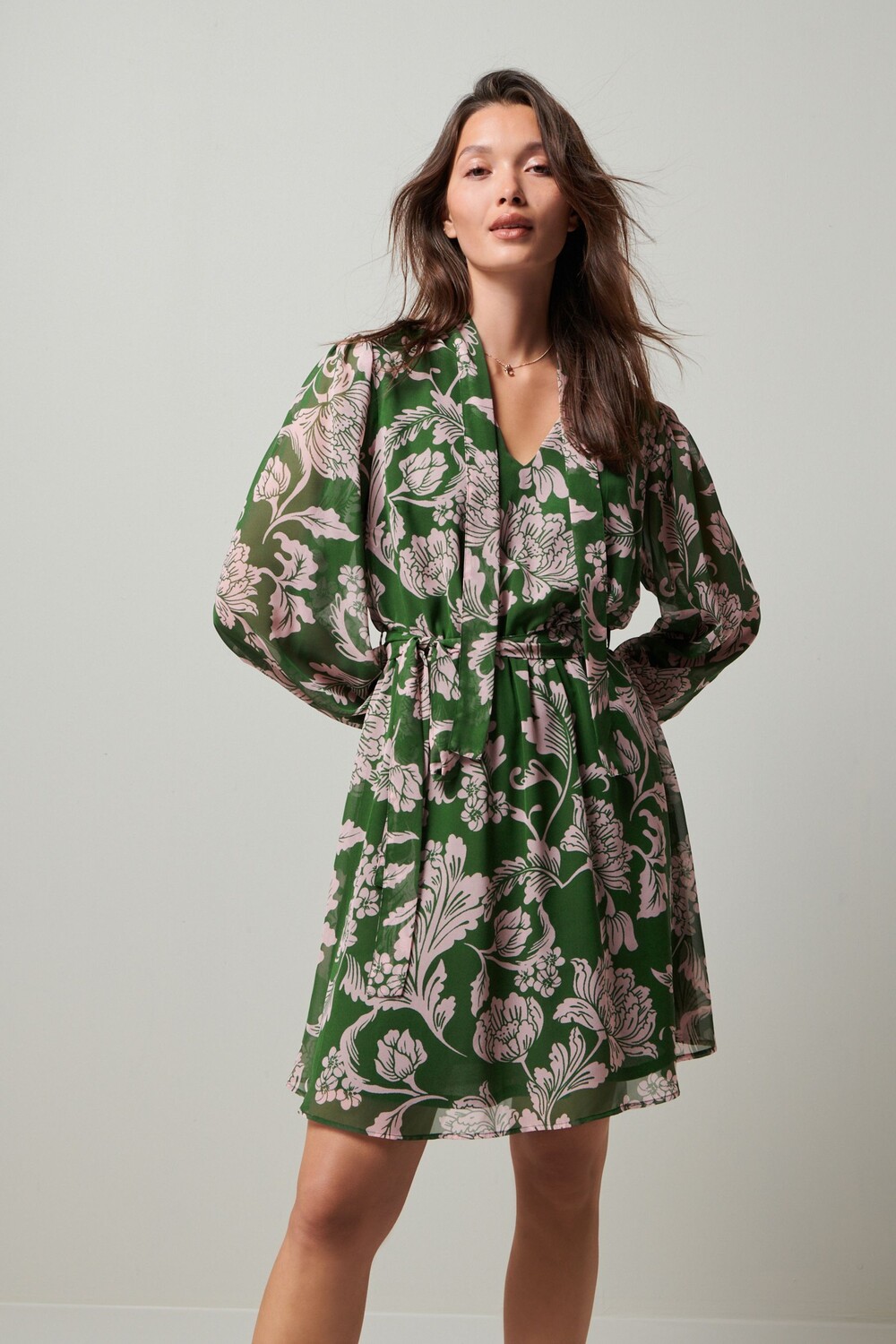 Мини-Платье с длинными рукавами завязкой на шее и поясом Next, зеленый 
Мини-Платье с длинными рукавами завязкой на шее и поясом Next, зеленый