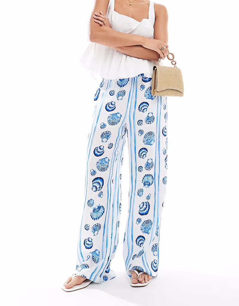 Широкие брюки с синим принтом ракушек Vero Moda
Широкие брюки с синим принтом ракушек Vero Moda