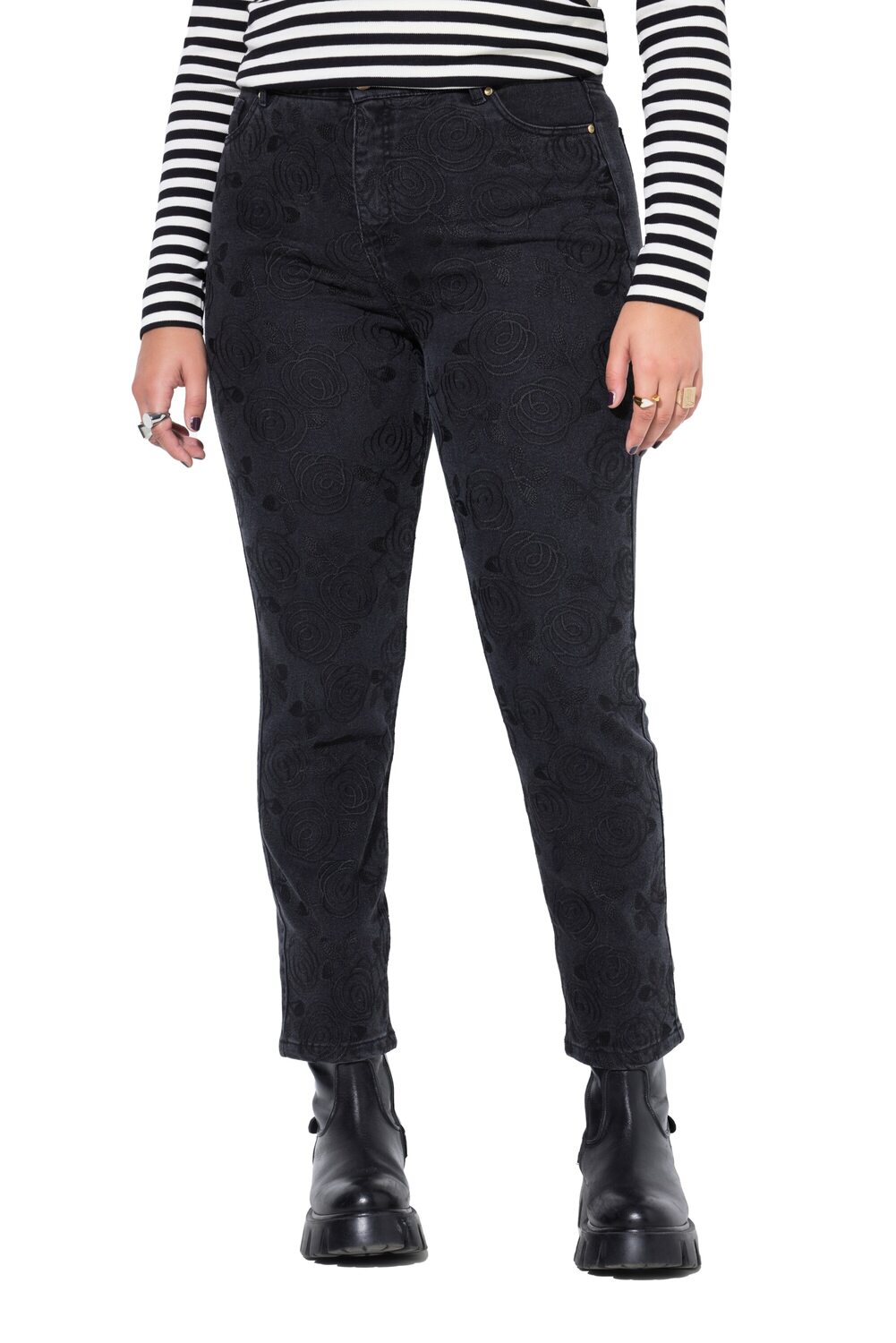 Studio Untold Джинсы-клеш в черном дениме
Studio Untold Джинсы-клеш в черном дениме