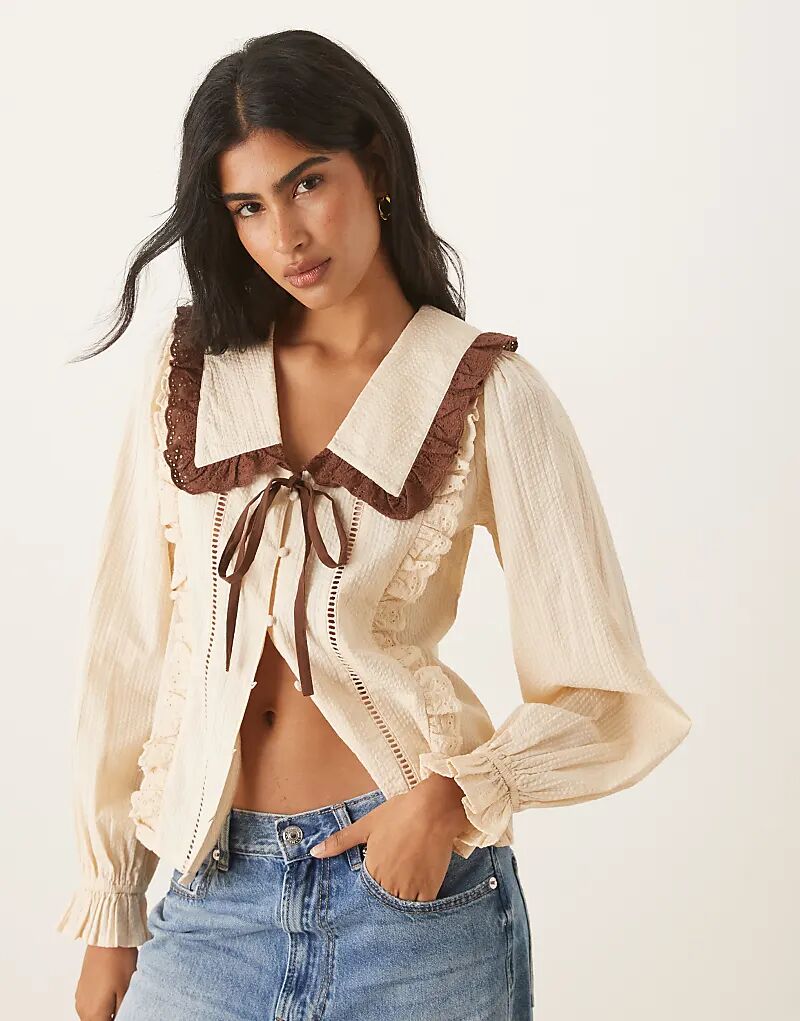 Блузка с контрастным бантом Neon Rose из льняного льна в кремово-коричневых тонах
Блузка с контрастным бантом Neon Rose из льняного льна в кремово-коричневых тонах