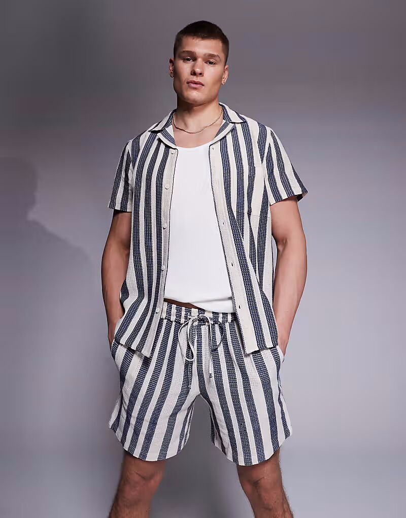 Пляжные шорты South Beach с текстурированной полоской синего цвета - часть комплекта
Пляжные шорты South Beach с текстурированной полоской синего цвета - часть комплекта