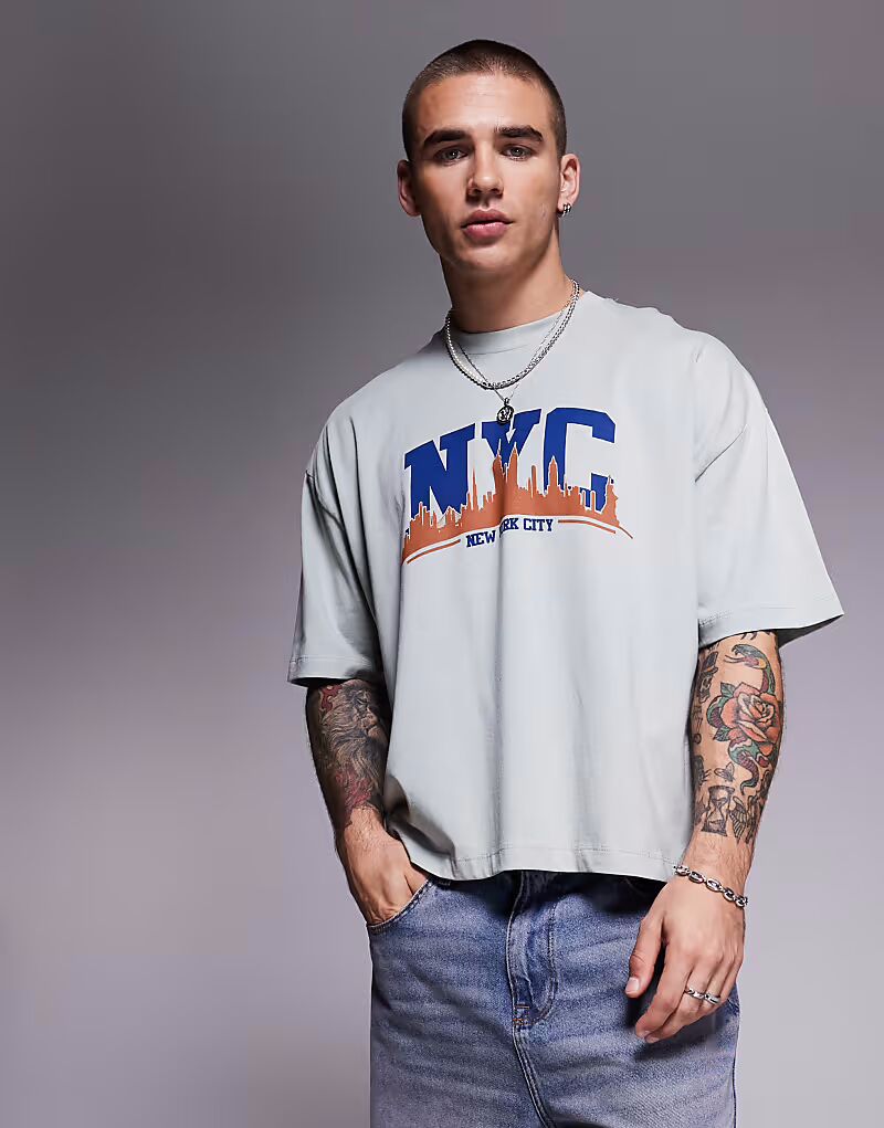 Футболка свободного кроя ASOS DESIGN с изображением города спереди светло-серого цвета
Футболка свободного кроя ASOS DESIGN с изображением города спереди светло-серого цвета