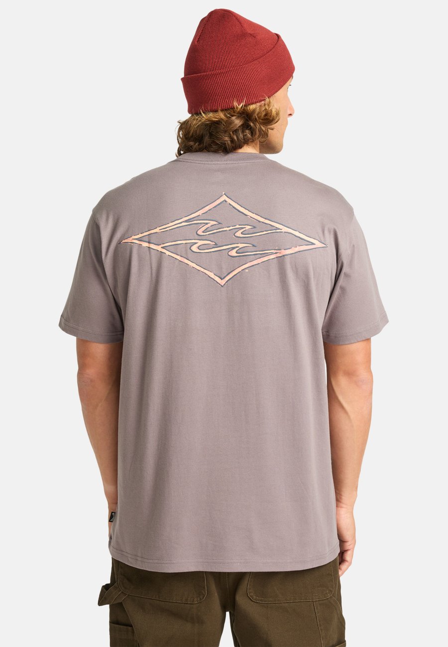 Футболка Billabong CRAYON WAVE, Dusty Purple/Lilac, Фиолетовый, Футболка Billabong CRAYON WAVE, Dusty Purple/Lilac
Футболка Billabong CRAYON WAVE, Dusty Purple/Lilac, Фиолетовый, Футболка Billabong CRAYON WAVE, Dusty Purple/Lilac