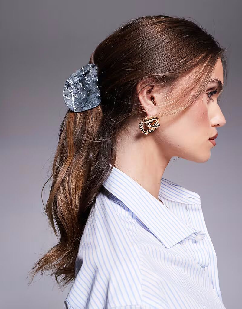 Заколка-краб для волос из ракушки, черная смола South Beach
Заколка-краб для волос из ракушки, черная смола South Beach