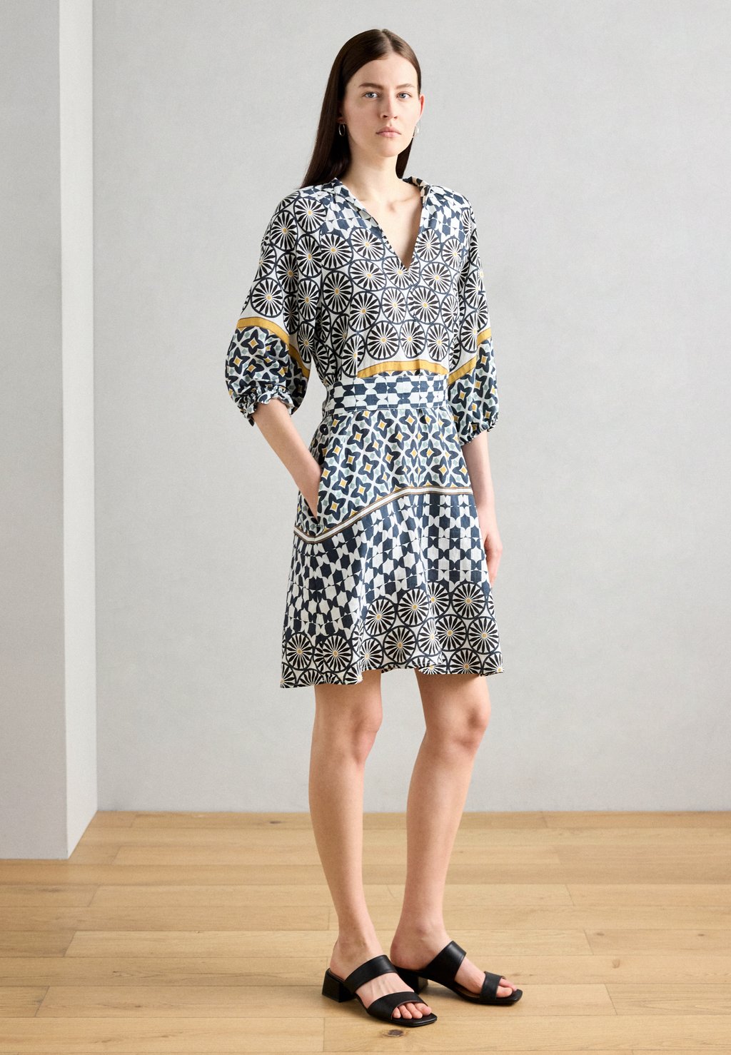 Повседневное платье STYLE RAGLAN SLEEVES BELTED AT WAIST PRINTED Marc O'Polo, белый
Повседневное платье STYLE RAGLAN SLEEVES BELTED AT WAIST PRINTED Marc O'Polo, белый