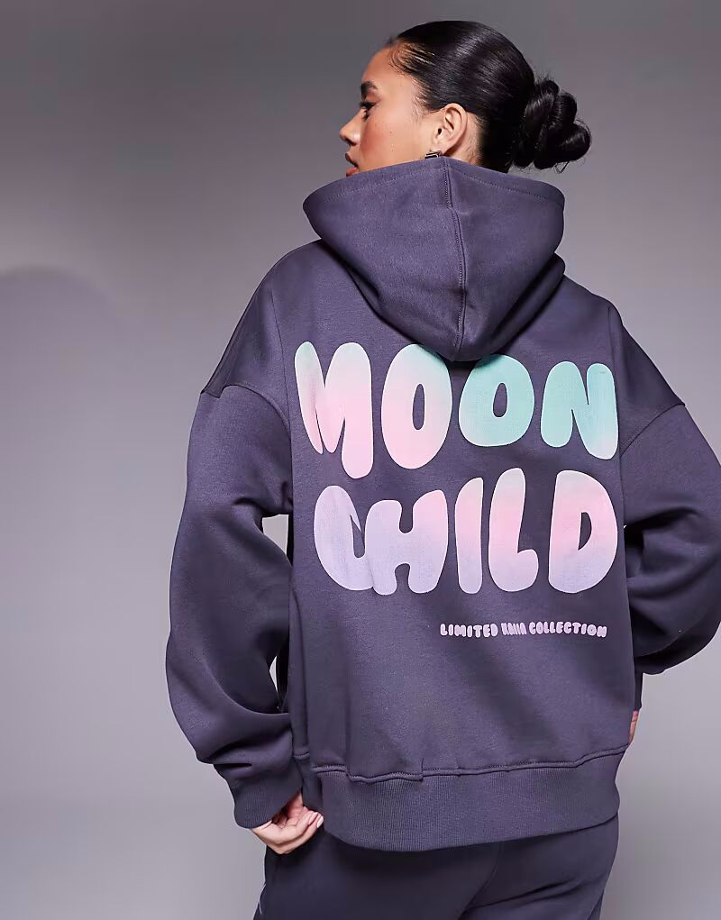 Темно-серый худи с волнистым принтом на спине Kaiia и логотипом
Темно-серый худи с волнистым принтом на спине Kaiia и логотипом