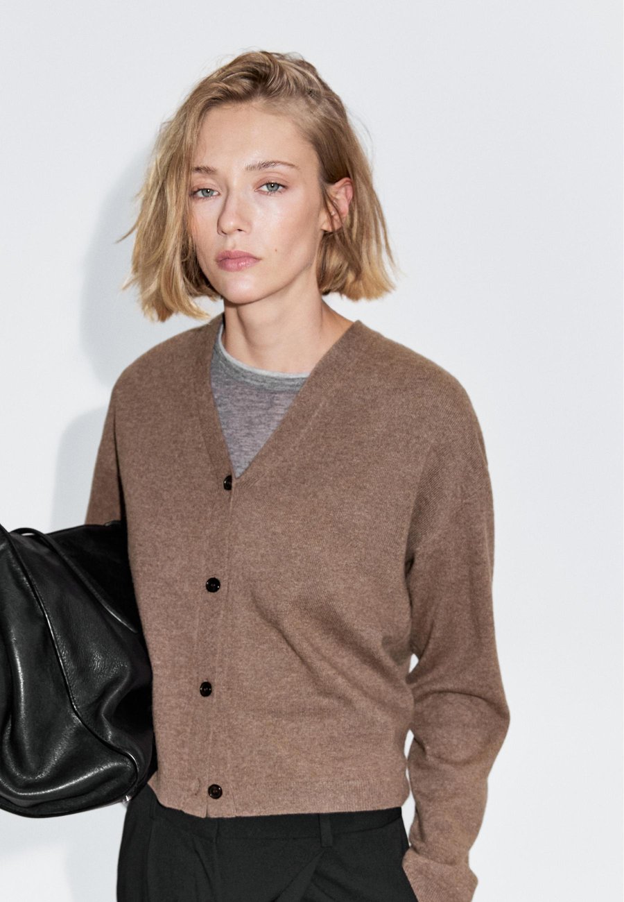 Кардиган Massimo Dutti V-NECK BUTTONED KNIT, Brown
Кардиган Massimo Dutti V-NECK BUTTONED KNIT, Brown