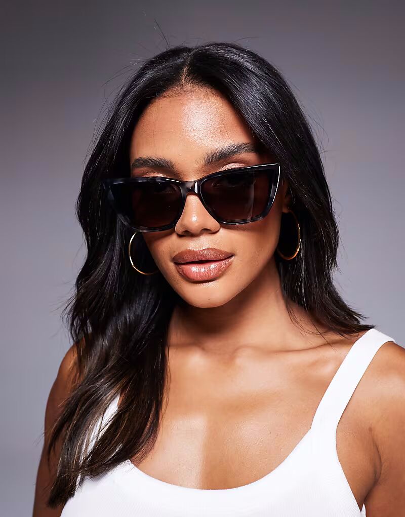 Quay диктует правила игры, ремиксуя солнцезащитные очки «кошачий глаз» в дымчато-тортовом стиле
Quay диктует правила игры, ремиксуя солнцезащитные очки «кошачий глаз» в дымчато-тортовом стиле