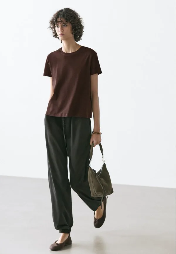 Плотная базовая футболка с детальной отделкой швов. Massimo Dutti, Dark Brown, Коричневый, Плотная базовая футболка с детальной отделкой швов. Massimo Dutti, Dark Brown
Плотная базовая футболка с детальной отделкой швов. Massimo Dutti, Dark Brown, Коричневый, Плотная базовая футболка с детальной отделкой швов. Massimo Dutti, Dark Brown