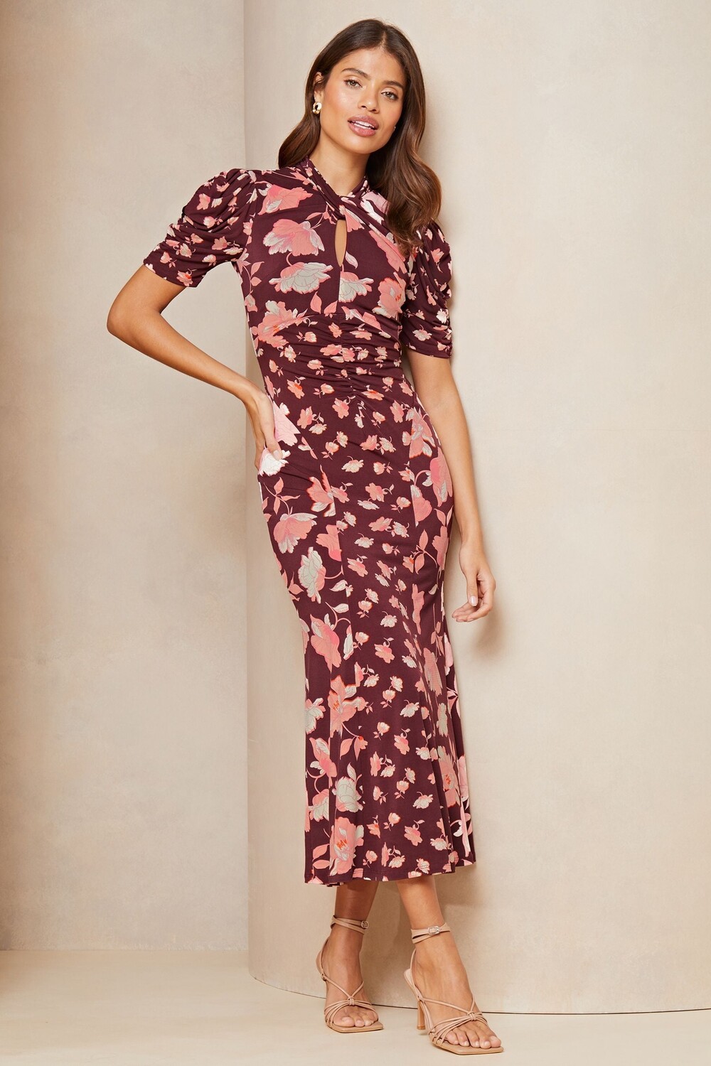 Платье миди с короткими рукавами сборками цветочным принтом и присборенной талией Lipsy, красный
Платье миди с короткими рукавами сборками цветочным принтом и присборенной талией Lipsy, красный