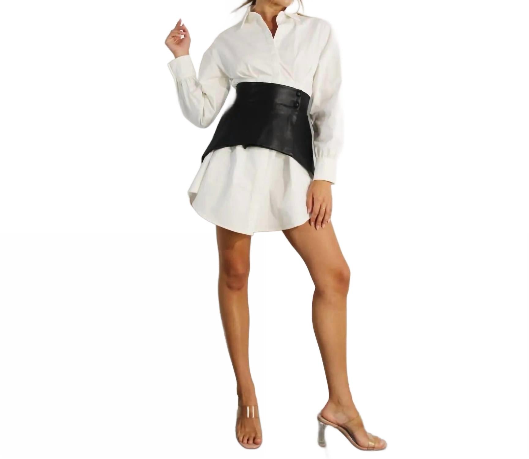 Платье-рубашка Ashlynn с юбкой-оберткой из экокожи в белом цвете Mulla
Платье-рубашка Ashlynn с юбкой-оберткой из экокожи в белом цвете Mulla