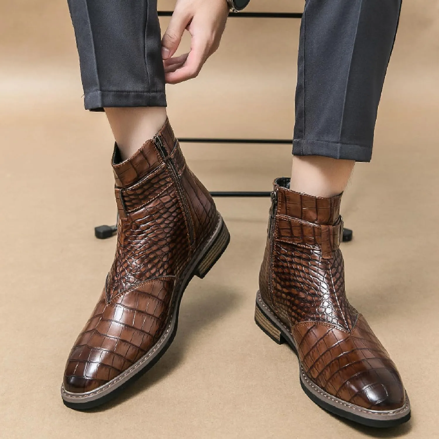 Мужские ботинки Челси из кожи с тиснением под крокодила, с боковой молнией, модным заостренным носком, ремешком на щиколотке, низким каблуком, деловые стильные ботильоны LVOMU, коричневый
Мужские ботинки Челси из кожи с тиснением под крокодила, с боковой молнией, модным заостренным носком, ремешком на щиколотке, низким каблуком, деловые стильные ботильоны LVOMU, коричневый