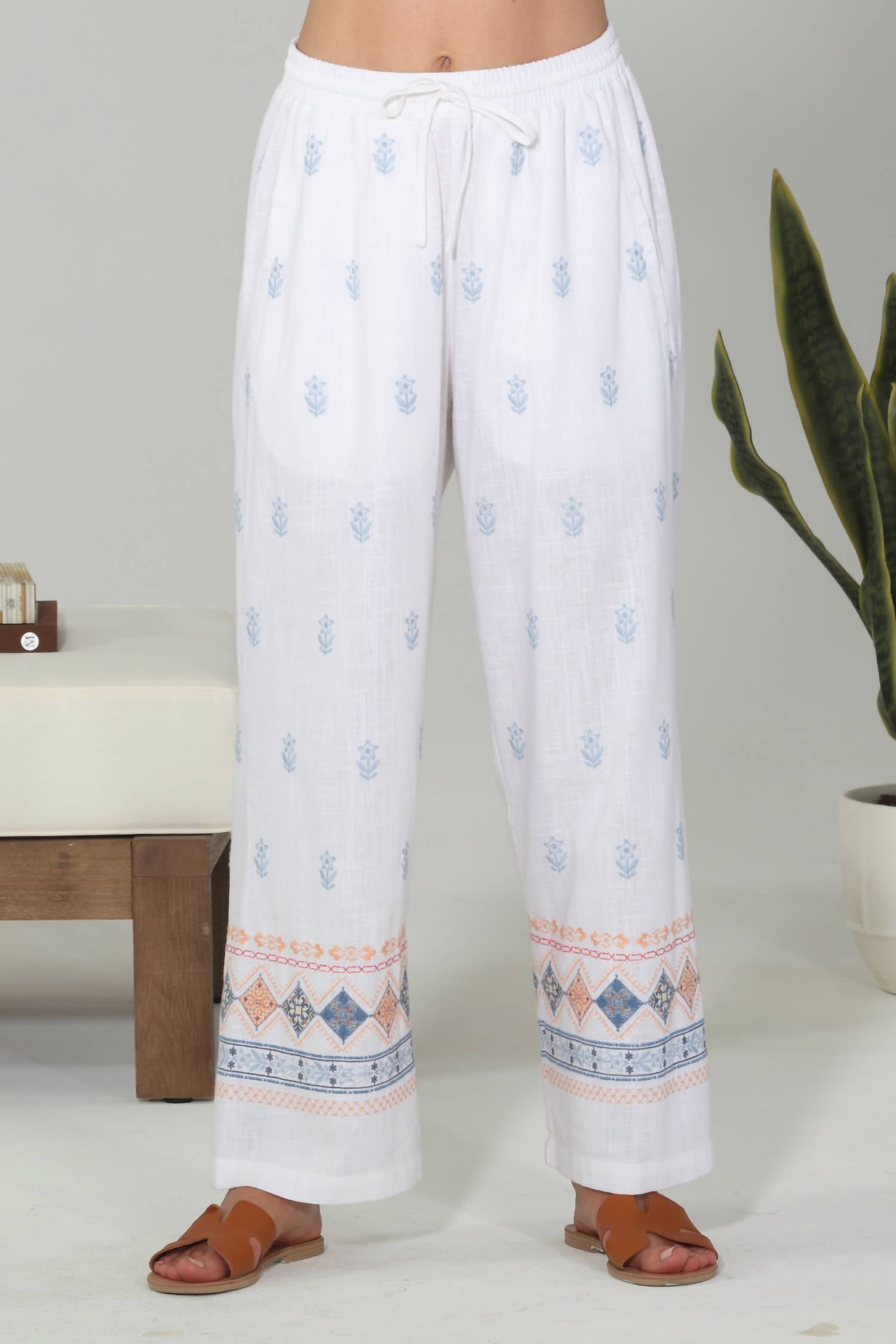 Белые укороченные брюки с вышивкой из смесового льна PAPARAZZI 
Белые укороченные брюки с вышивкой из смесового льна PAPARAZZI