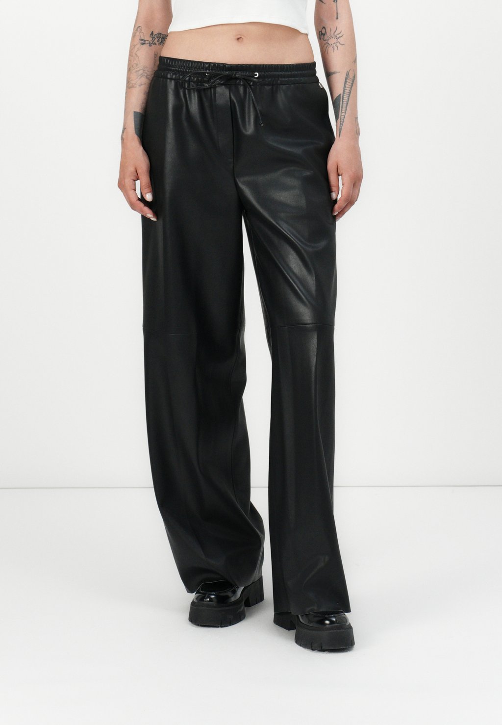 Кожаные брюки HASABELLE HUGO, черный
Кожаные брюки HASABELLE HUGO, черный