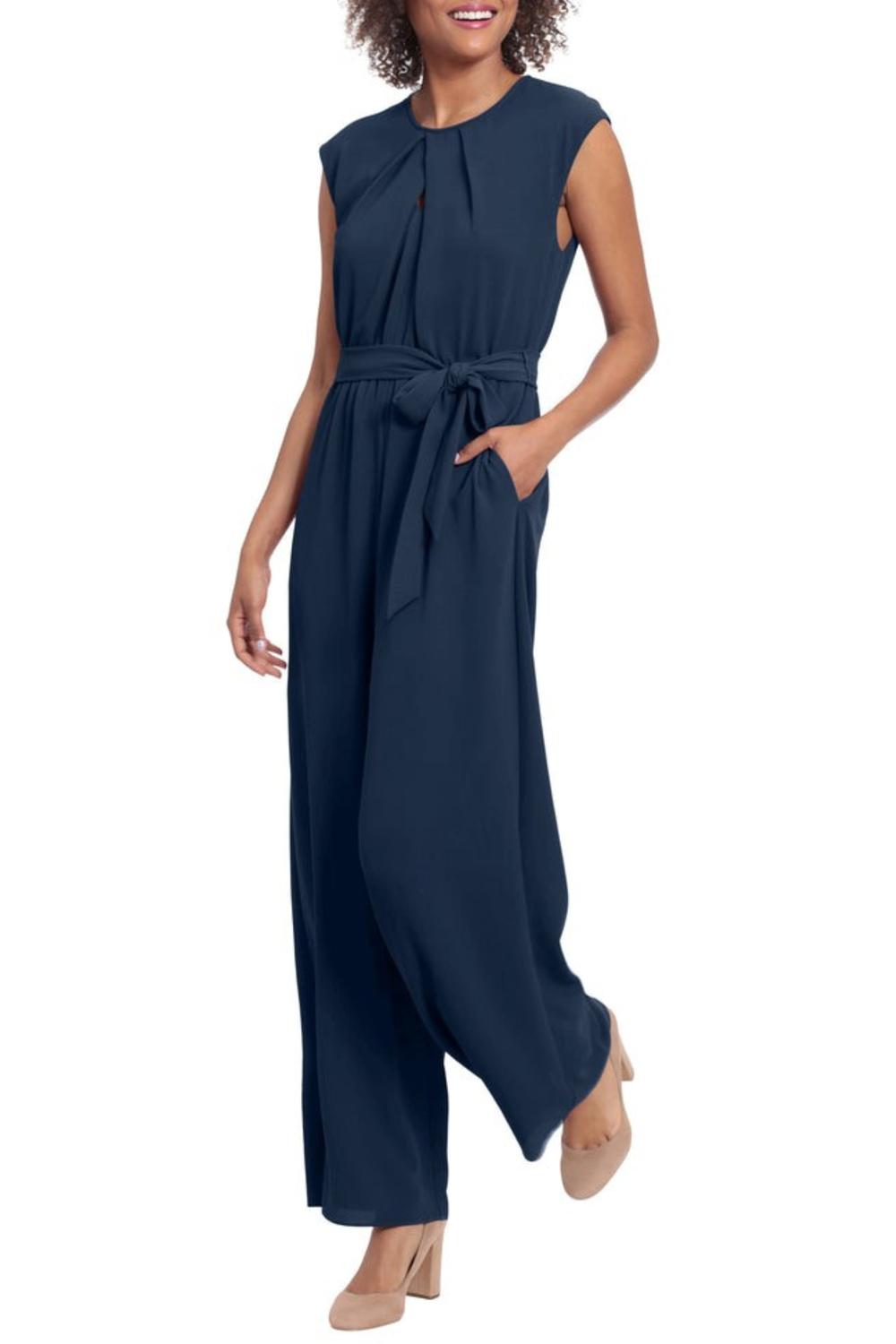 Комбинезон с широкими штанинами и прорезью в Peacoat Navy London Times
Комбинезон с широкими штанинами и прорезью в Peacoat Navy London Times