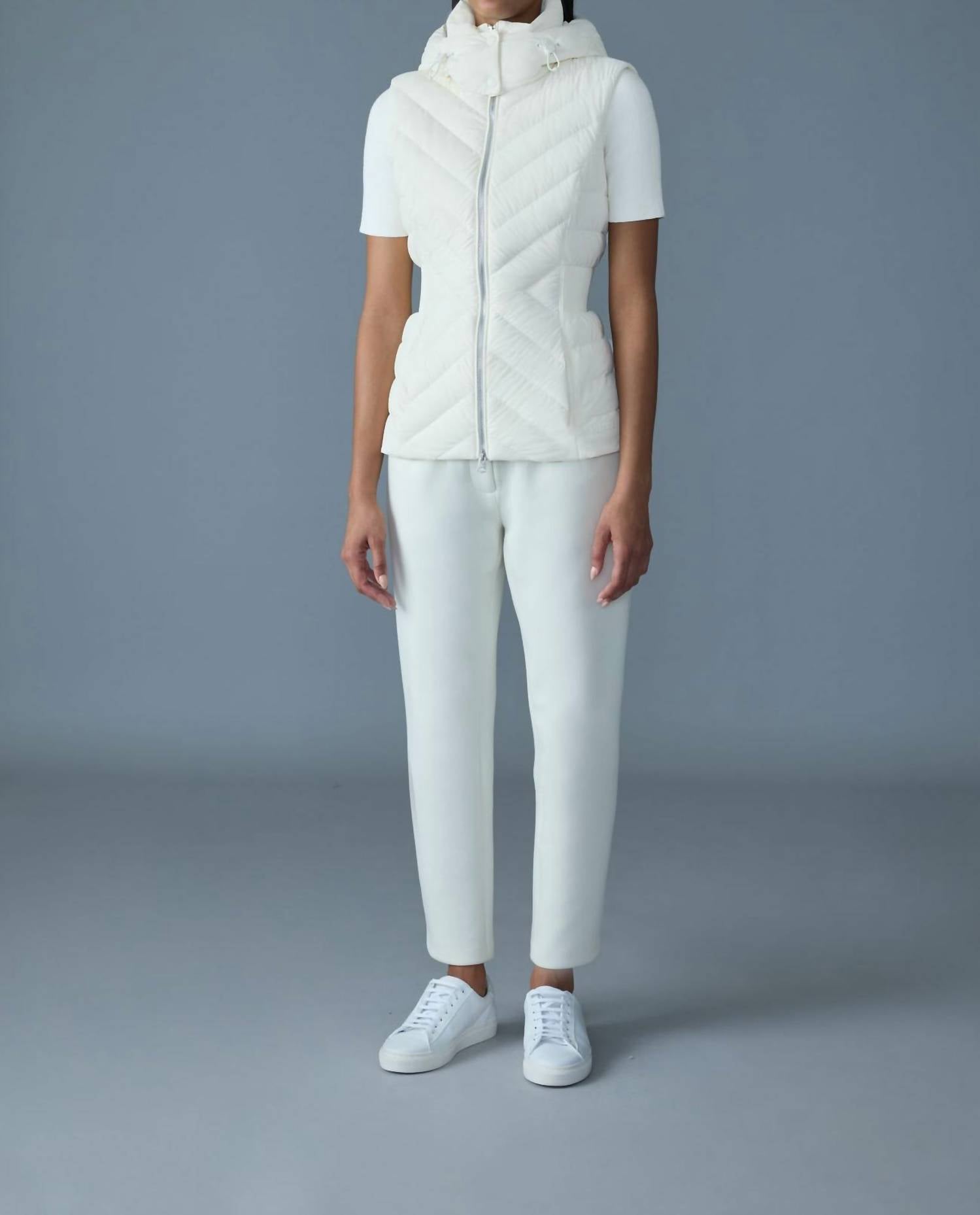 Женский легкий пуховый жилет в кремовом цвете Mackage
Женский легкий пуховый жилет в кремовом цвете Mackage