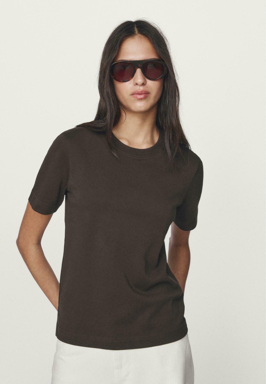 Футболка Massimo Dutti SHORT SLEEVE INTERLOCK WITH CREW NECK, Dark Brown, Коричневый, Футболка Massimo Dutti SHORT SLEEVE INTERLOCK WITH CREW NECK, Dark Brown
Футболка Massimo Dutti SHORT SLEEVE INTERLOCK WITH CREW NECK, Dark Brown, Коричневый, Футболка Massimo Dutti SHORT SLEEVE INTERLOCK WITH CREW NECK, Dark Brown