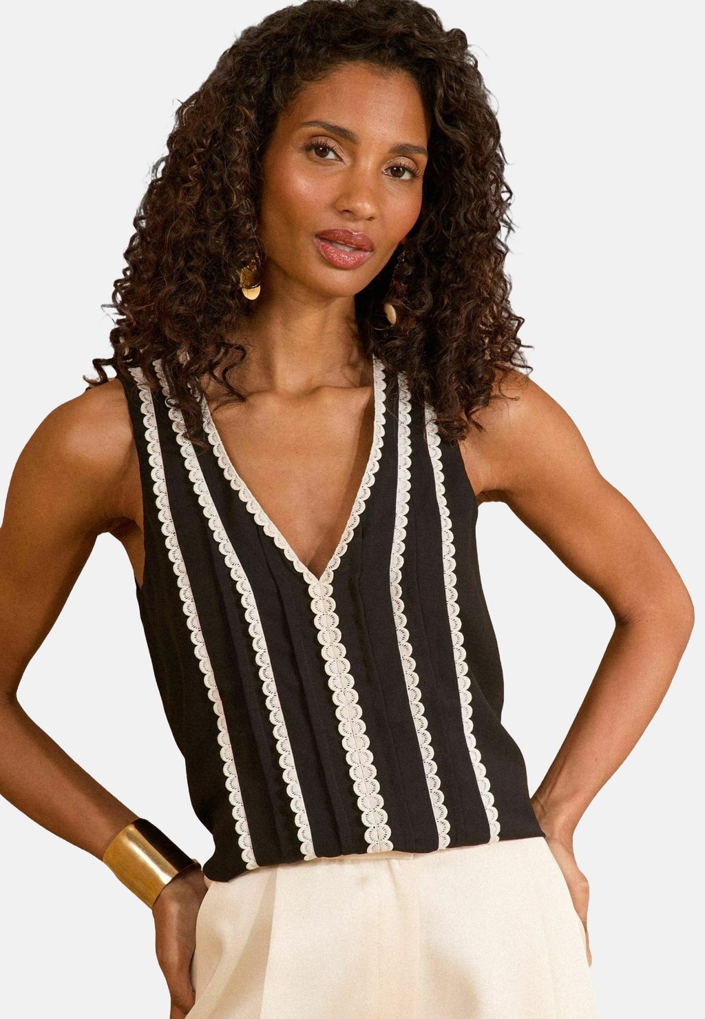 Блуза REGULAR FIT - PLEATED V-NECK Love & Roses, черный
Блуза REGULAR FIT - PLEATED V-NECK Love & Roses, черный