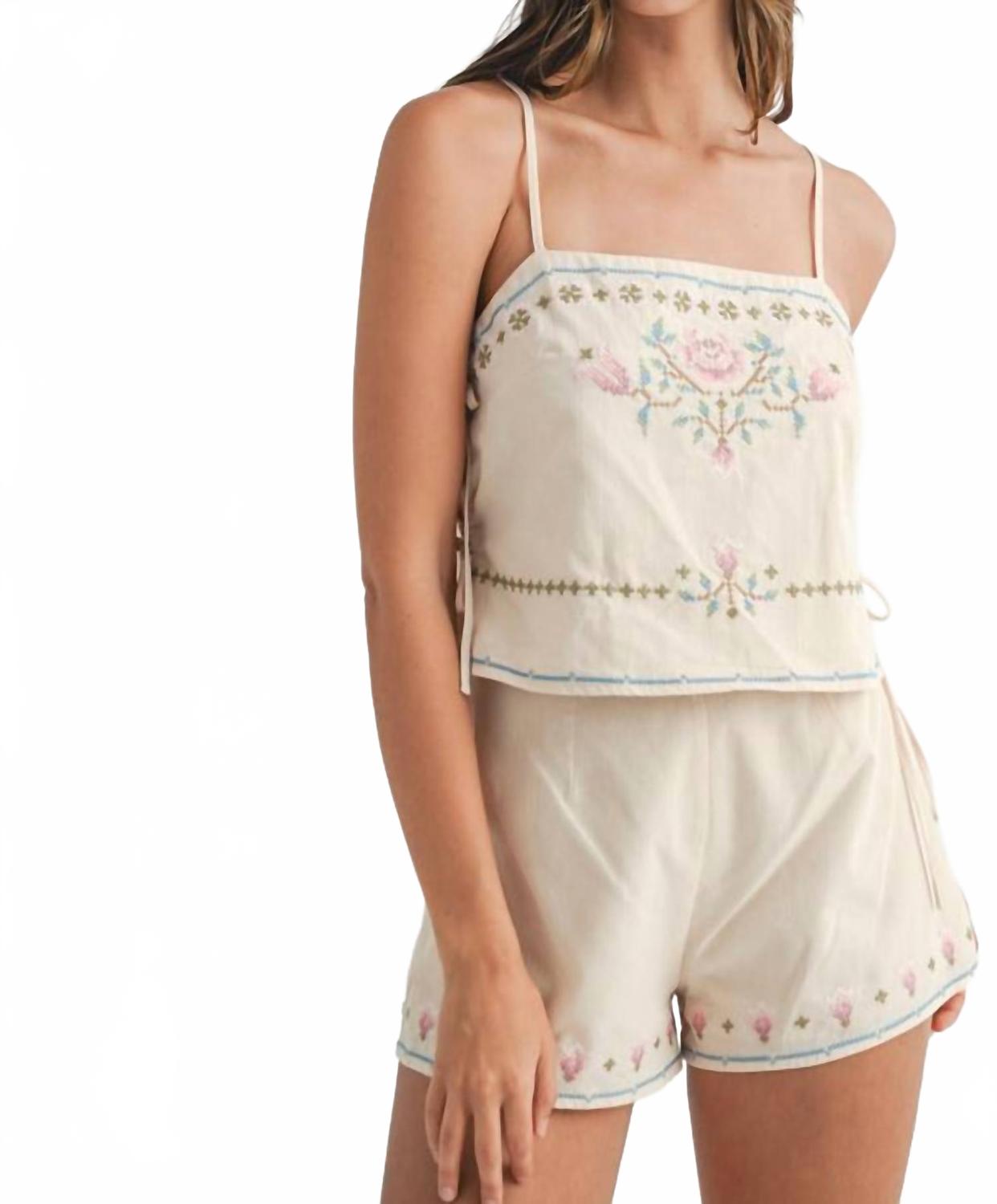 Belrose Вышитый комплект топ и шорты в цвете таупе MABLE
Belrose Вышитый комплект топ и шорты в цвете таупе MABLE