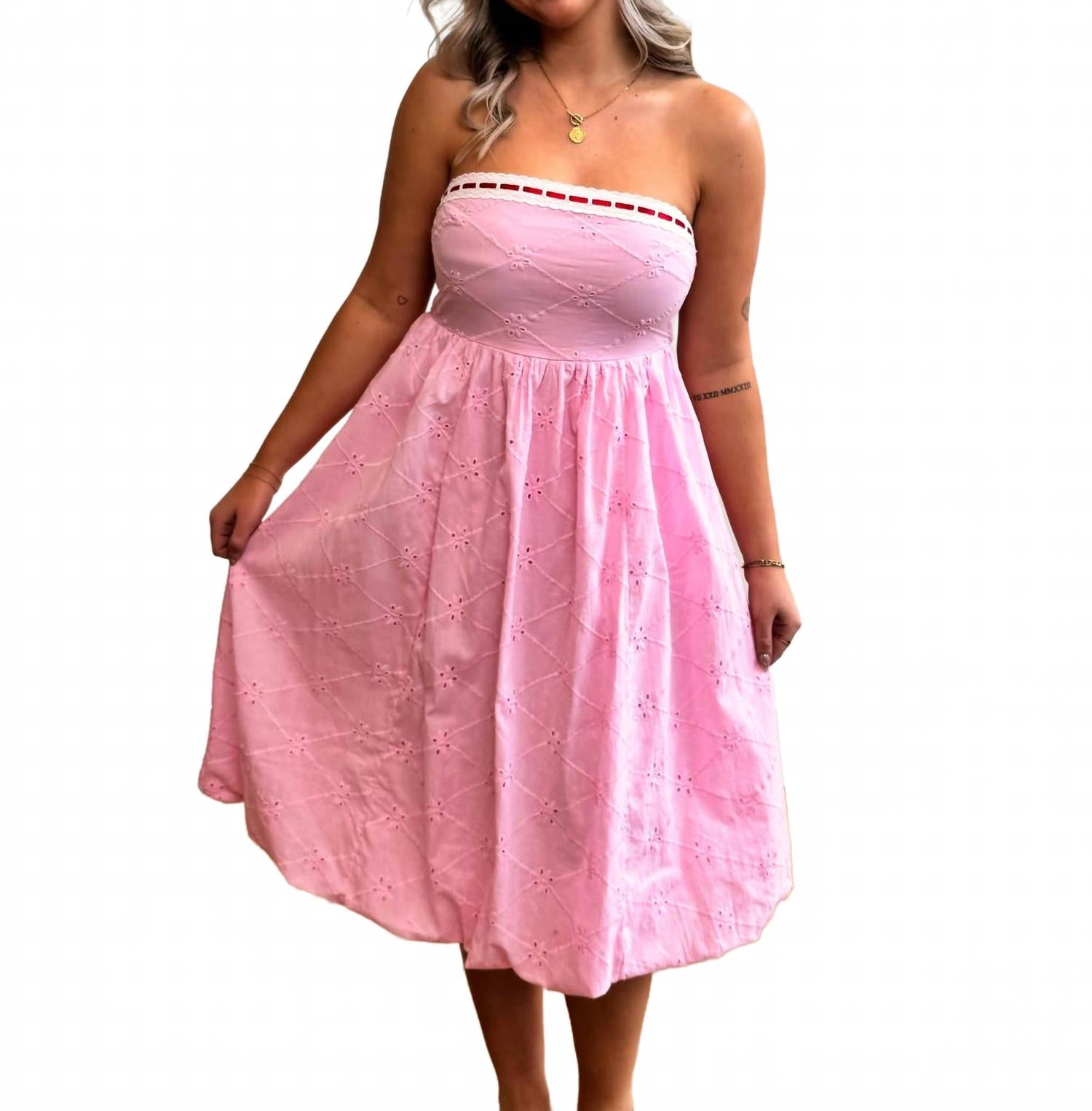 Солен платье миди с ажурными вставками в розовом цвете Polagram
Солен платье миди с ажурными вставками в розовом цвете Polagram