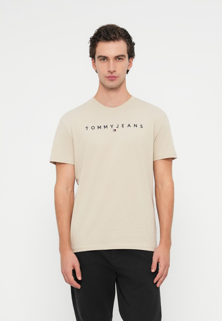 Футболка Tommy Jeans LINEAR LOGO TEE, Gulf Sand/Beige, Бежевый, Футболка Tommy Jeans LINEAR LOGO TEE, Gulf Sand/Beige
Футболка Tommy Jeans LINEAR LOGO TEE, Gulf Sand/Beige, Бежевый, Футболка Tommy Jeans LINEAR LOGO TEE, Gulf Sand/Beige