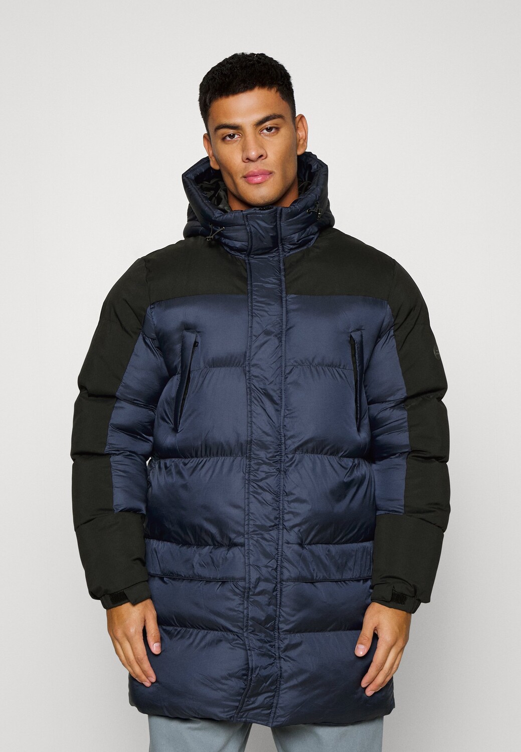 Пальто зимнее Blend с нагрудными карманами, темно-синий
Пальто зимнее Blend с нагрудными карманами, темно-синий