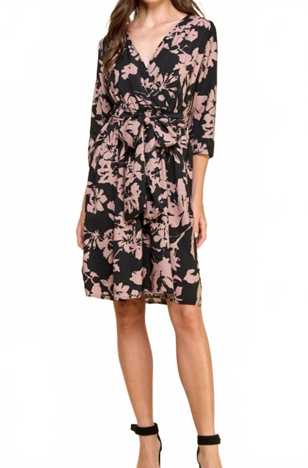 Черное платье с цветочным принтом Les amis
Черное платье с цветочным принтом Les amis