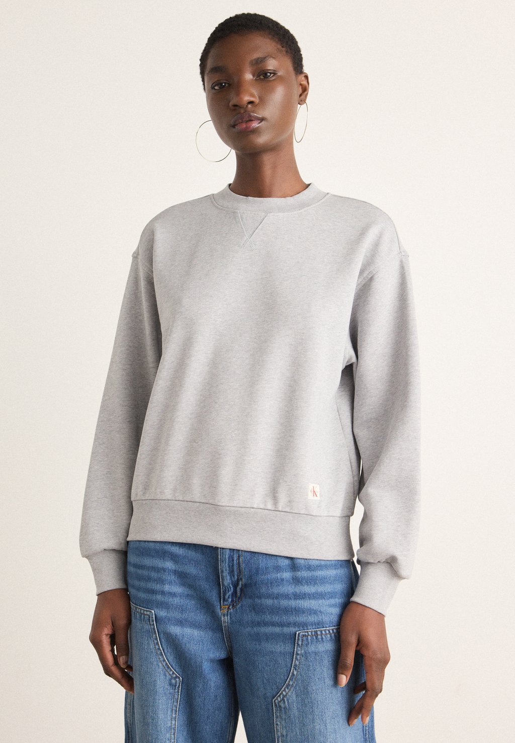 Толстовка BADGE LOGO CREW Calvin Klein Jeans, серый 
Толстовка BADGE LOGO CREW Calvin Klein Jeans, серый