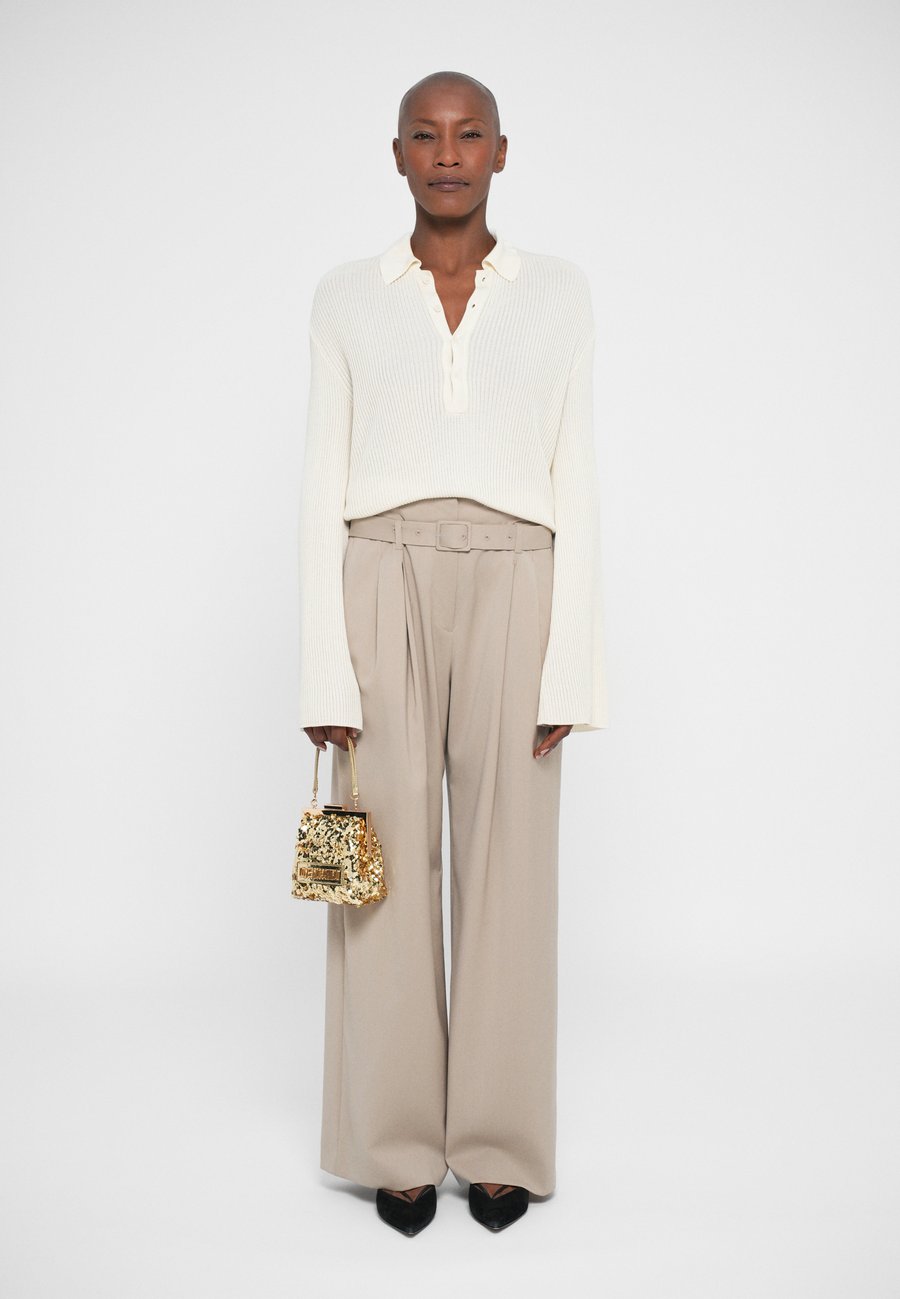 Сумка кросс-боди Love Moschino BLING BLING, Gold-Coloured
Сумка кросс-боди Love Moschino BLING BLING, Gold-Coloured