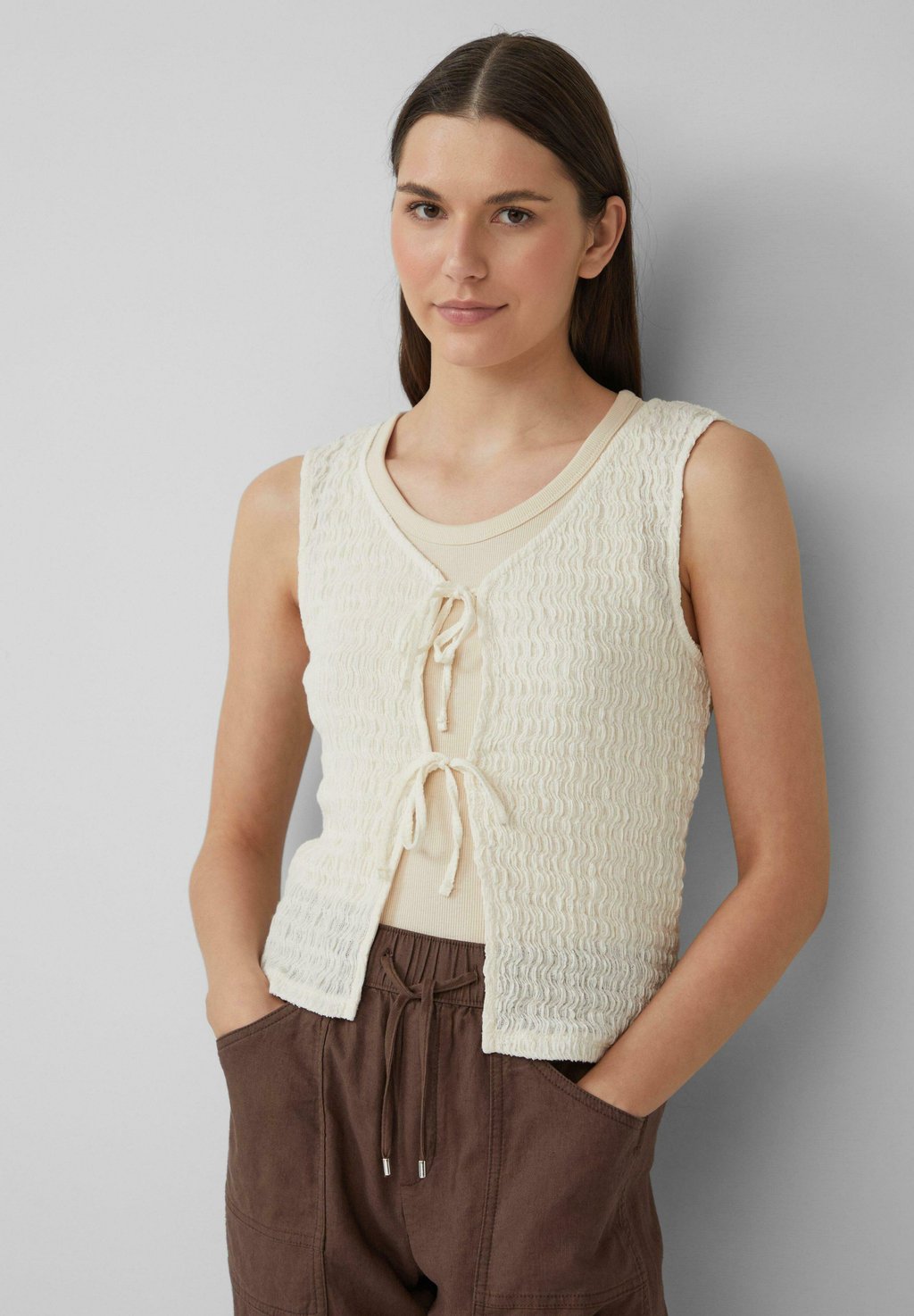 Жилет STRUKTURIERTE SLIM-FIT s.Oliver, кремовый 
Жилет STRUKTURIERTE SLIM-FIT s.Oliver, кремовый