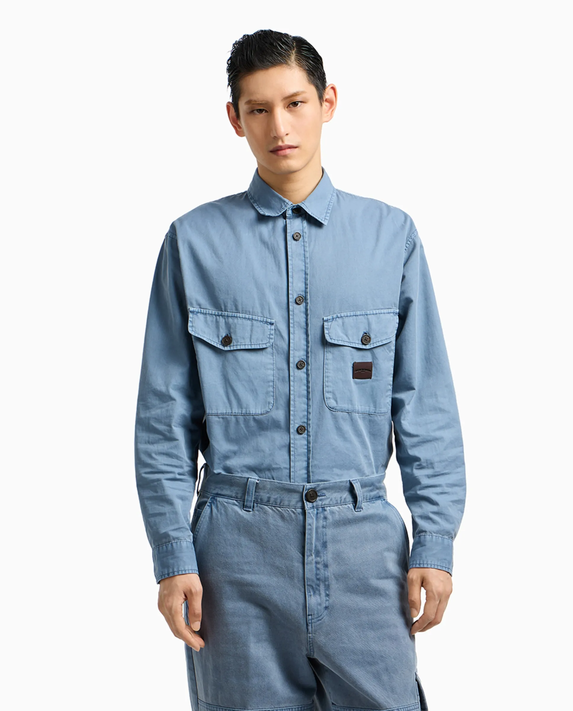 Мужская хлопковая саржевая рубашка с большим накладным карманом комфорт посадки Emporio Armani, светло-голубой
Мужская хлопковая саржевая рубашка с большим накладным карманом комфорт посадки Emporio Armani, светло-голубой