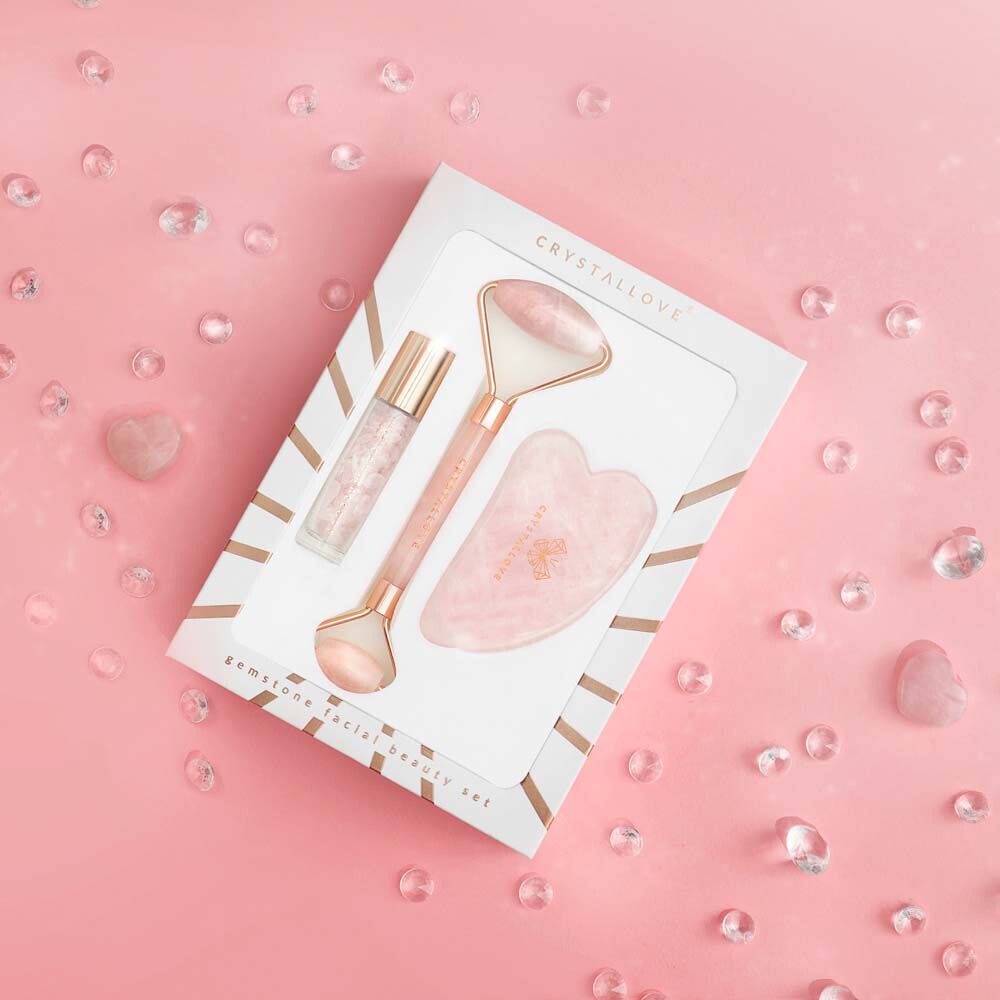 Crystallove Crystal Collection набор для массажа лица из розового кварца: ролик для лица, 1 шт. + пластина гуаша, 1 шт. + флакон с роликом, 1 шт.
Crystallove Crystal Collection набор для массажа лица из розового кварца: ролик для лица, 1 шт. + пластина гуаша, 1 шт. + флакон с роликом, 1 шт.