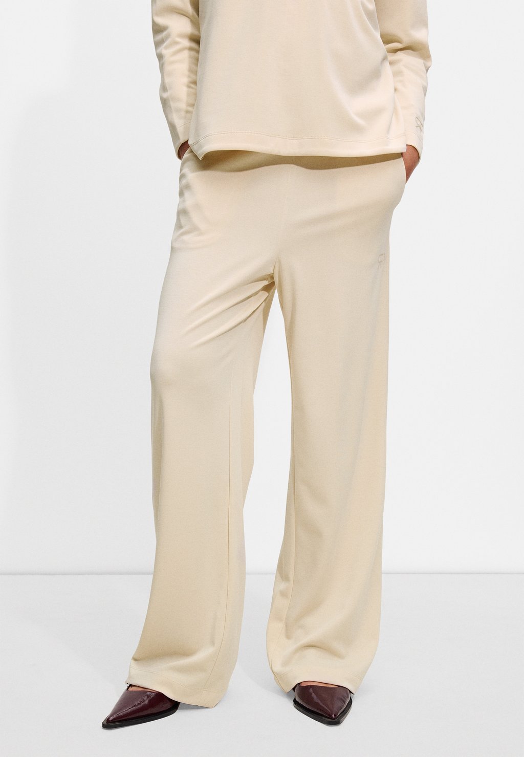 Брюки WITH ELASTIC WAISTBAND PARFOIS, белый
Брюки WITH ELASTIC WAISTBAND PARFOIS, белый