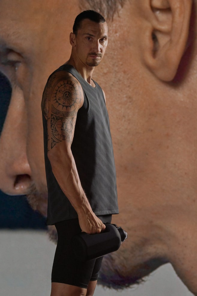 Спортивная майка из материала DryMove, прямого кроя. H&M, мультиколор 
Спортивная майка из материала DryMove, прямого кроя. H&M, мультиколор