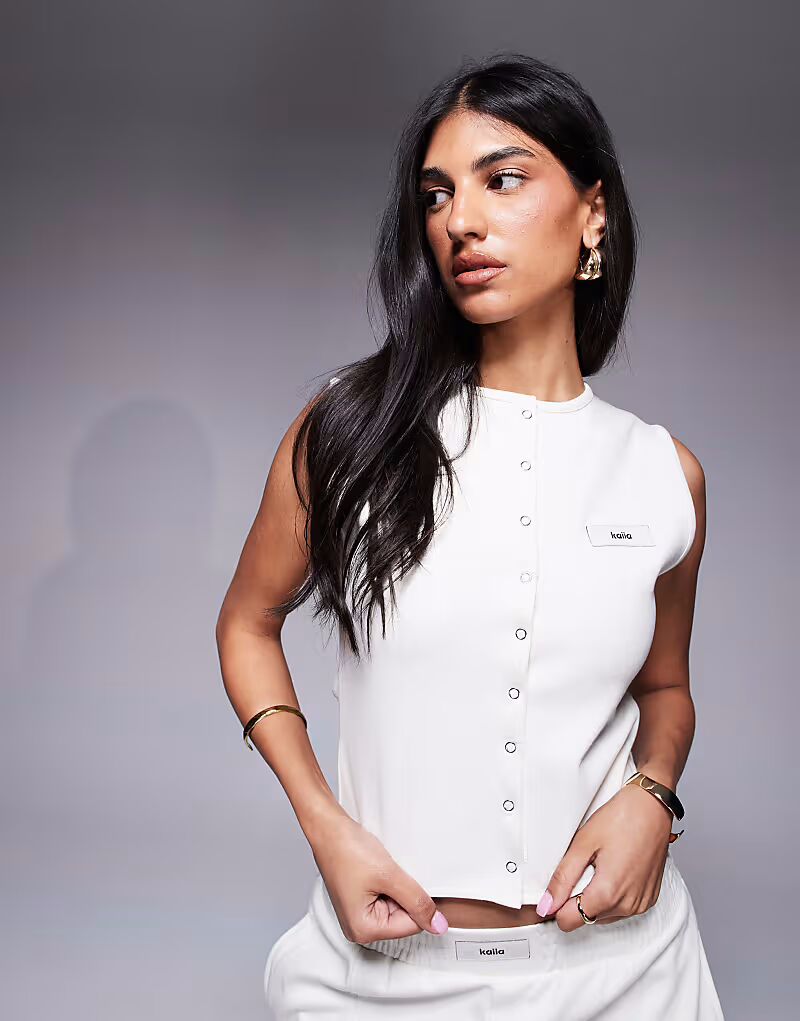 Эксклюзивный топ из хлопковой смеси без рукавов с застежкой на пуговицы, кремового цвета Kaiia
Эксклюзивный топ из хлопковой смеси без рукавов с застежкой на пуговицы, кремового цвета Kaiia