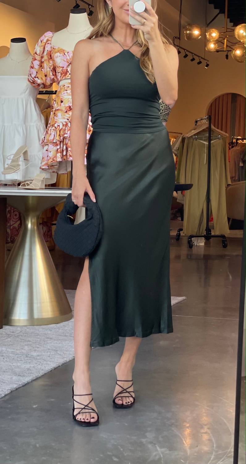 Топ-халтер с ребристым узором «Кедр» зеленого цвета Enza Costa
Топ-халтер с ребристым узором «Кедр» зеленого цвета Enza Costa