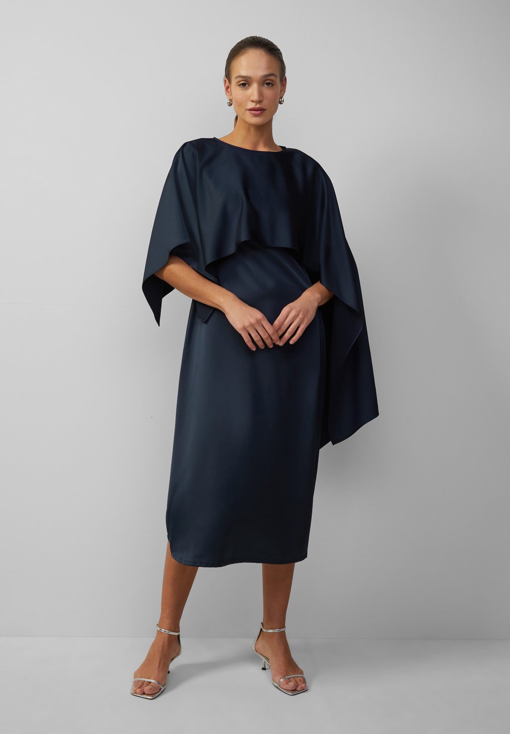 Повседневное платье MIT ABNEHMBAREM SCHULTERTEIL s.Oliver BLACK LABEL, синий
Повседневное платье MIT ABNEHMBAREM SCHULTERTEIL s.Oliver BLACK LABEL, синий