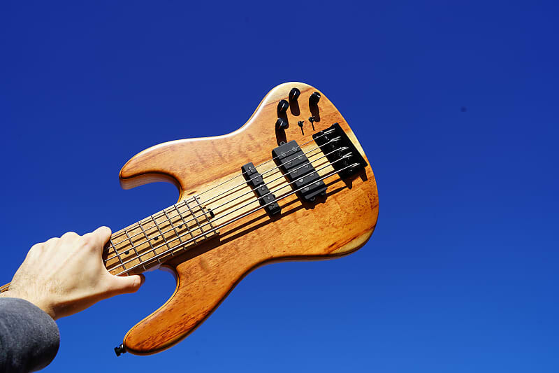 Басс гитара Sadowsky MetroLine 2022 LTD - Natural Transparent 5-String Electric Bass Guitar w/ Bag 
Басс гитара Sadowsky MetroLine 2022 LTD - Natural Transparent 5-String Electric Bass Guitar w/ Bag