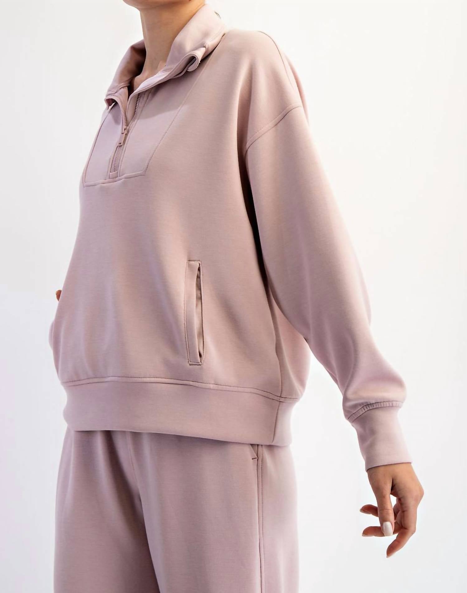 RAE MODE Пуловер из модала с воротником-стойкой на молнии до середины груди, сиреневого цвета
RAE MODE Пуловер из модала с воротником-стойкой на молнии до середины груди, сиреневого цвета