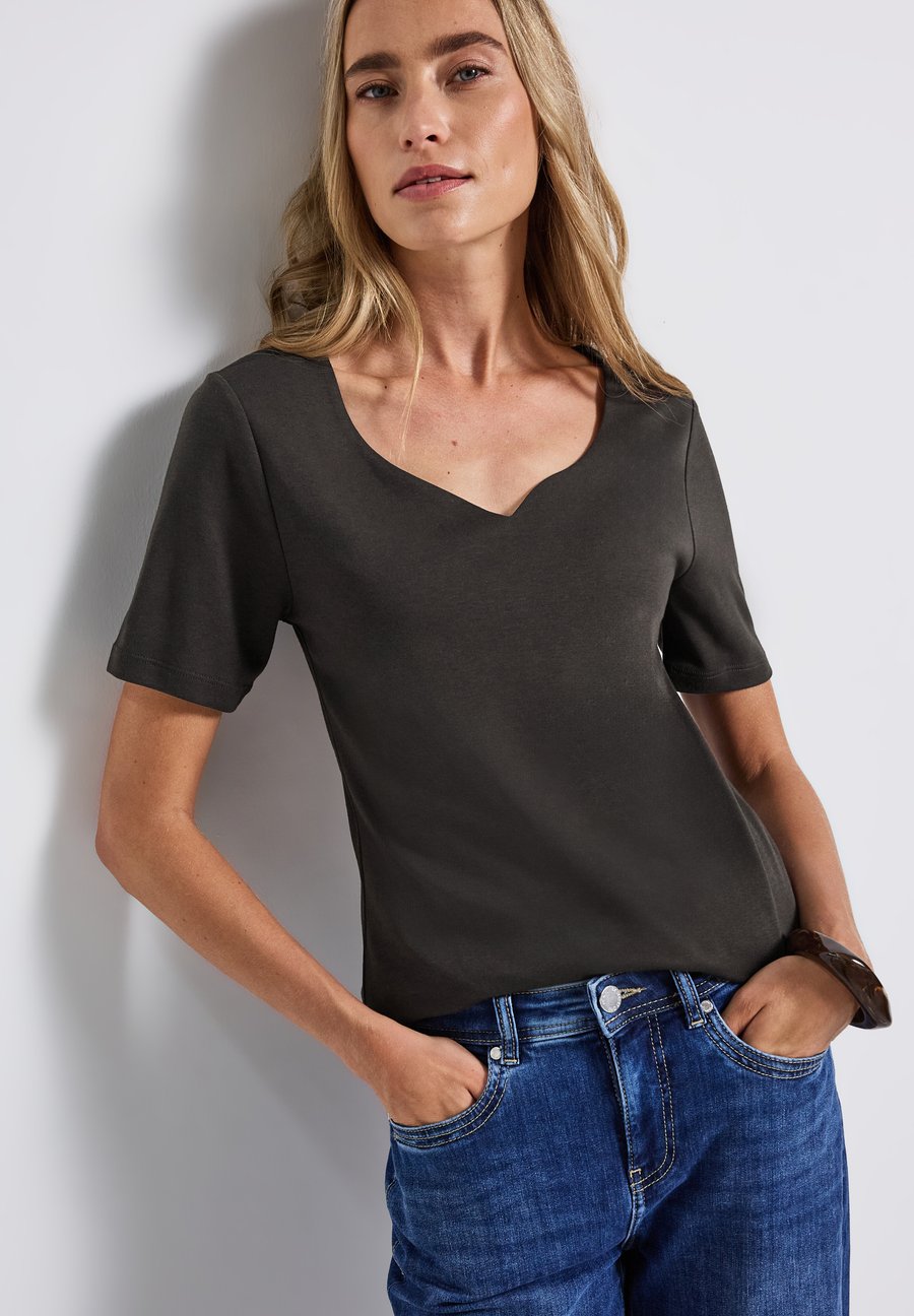 Футболка Street One MIT HERZAUSSCHNITT, Braun/Dark Brown, Коричневый, Футболка Street One MIT HERZAUSSCHNITT, Braun/Dark Brown
Футболка Street One MIT HERZAUSSCHNITT, Braun/Dark Brown, Коричневый, Футболка Street One MIT HERZAUSSCHNITT, Braun/Dark Brown