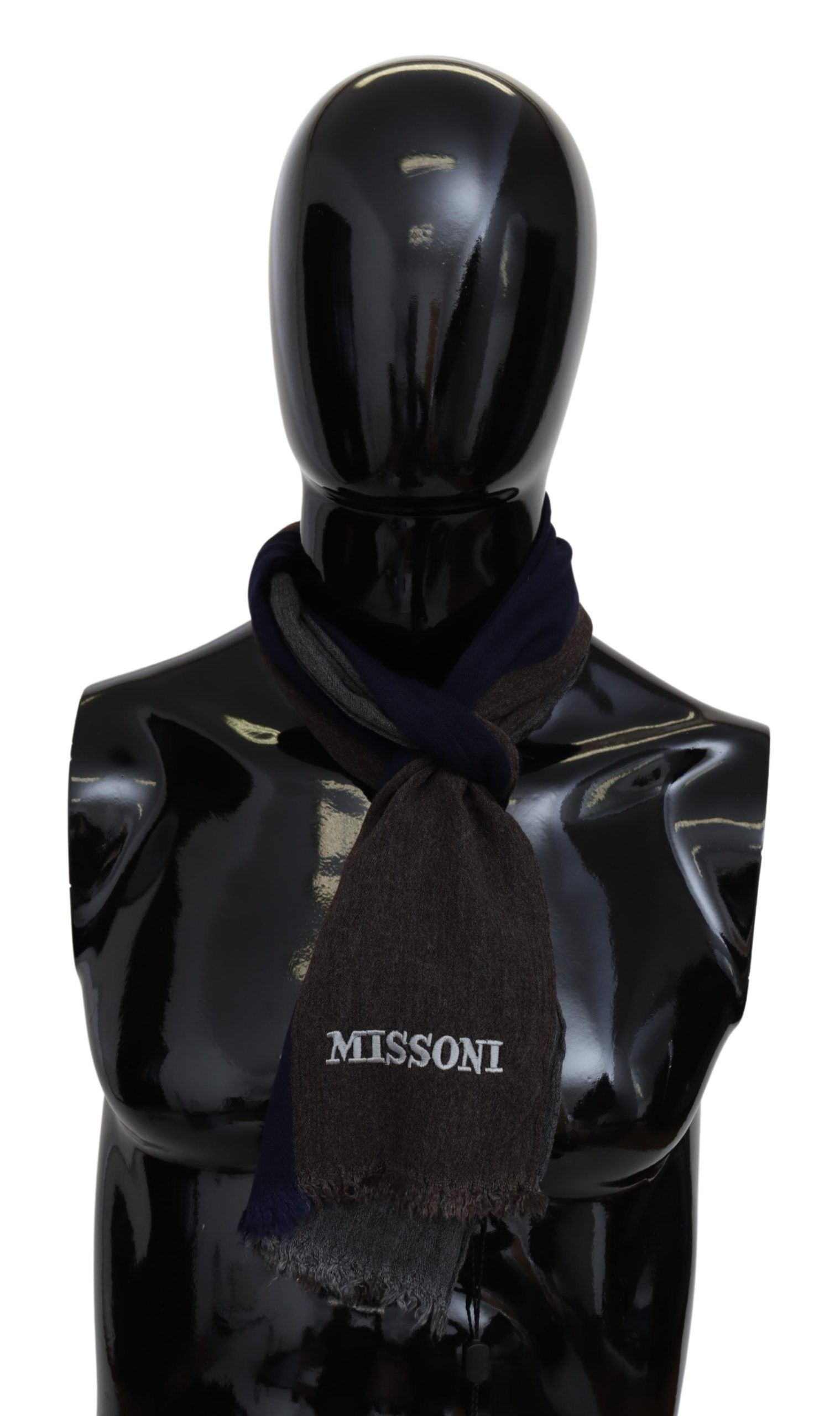 Элегантный разноцветный шерстяной шарф с фирменной вышивкой Missoni
Элегантный разноцветный шерстяной шарф с фирменной вышивкой Missoni